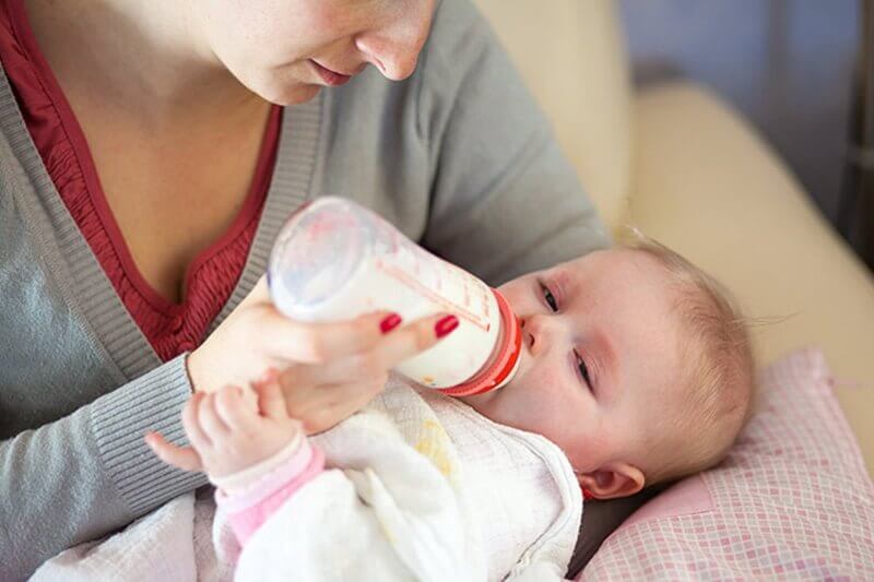 Cần làm gì khi trẻ dị ứng sữa công thức