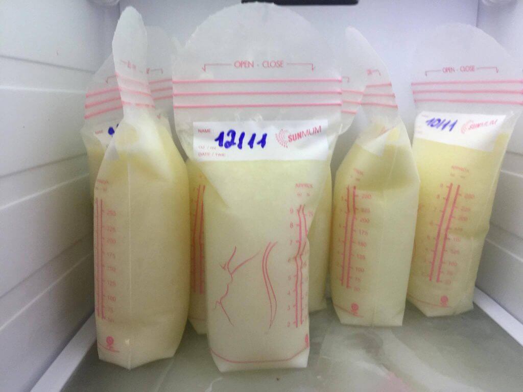Sữa mẹ để trong ngăn đá được bao lâu