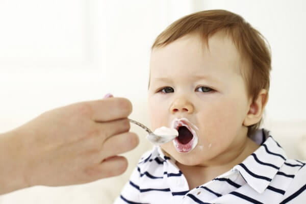 Trẻ mấy tháng được ăn sữa chua