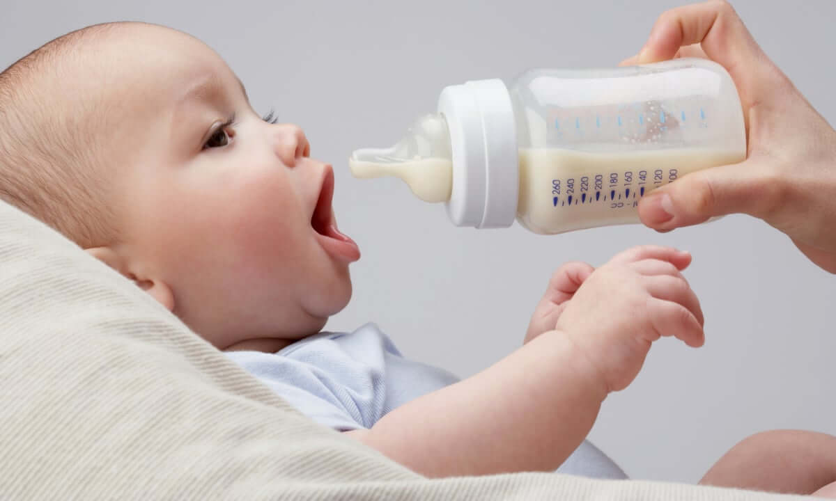Bé 4 tháng tuổi uống bao nhiêu sữa là đủ