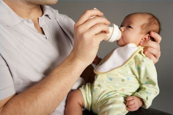 Cách phòng tránh sặc sữa ở trẻ sơ sinh
