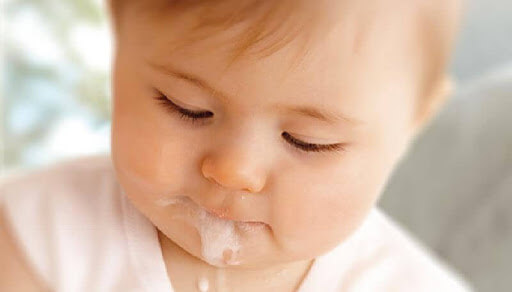 Dấu hiệu trẻ sơ sinh bị sặc sữa