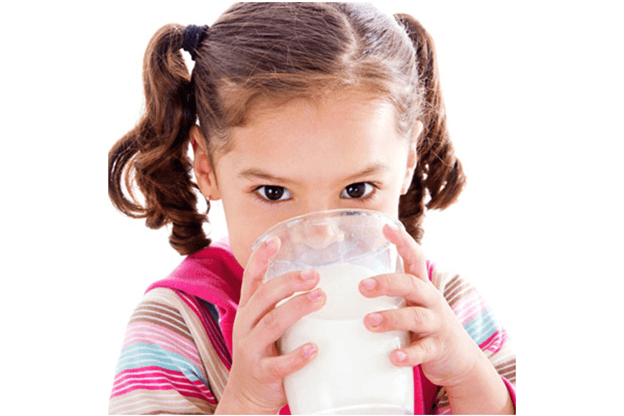 Hình ảnh bé uống sữa Grow Plus đỏ Úc